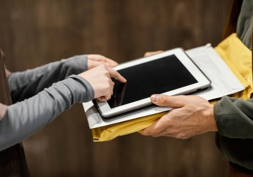 close-up-tablet-for-electronic-signature-for-delivery